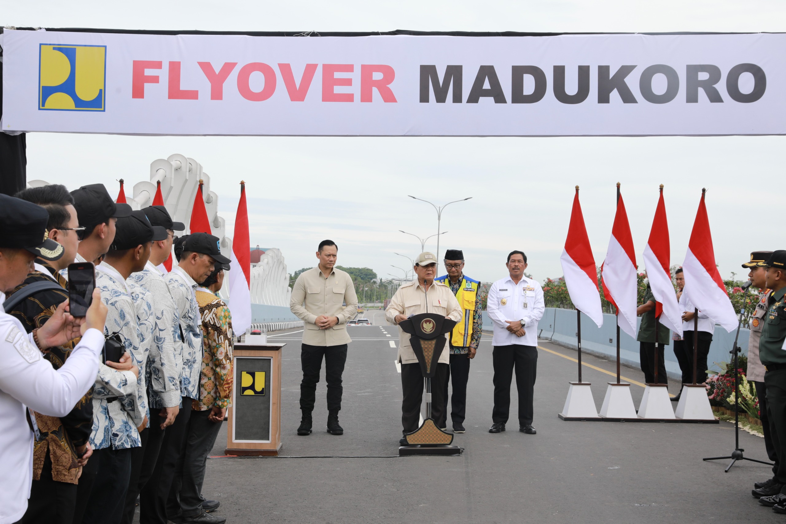 Presiden Prabowo Subianto saat meresmikan Flyover Madukoro di Jalan Madukoro Raya, Kecamatan Semarang Barat, Kota Semarang, Jawa Tengah  Rabu (11/12/2024) pagi.
