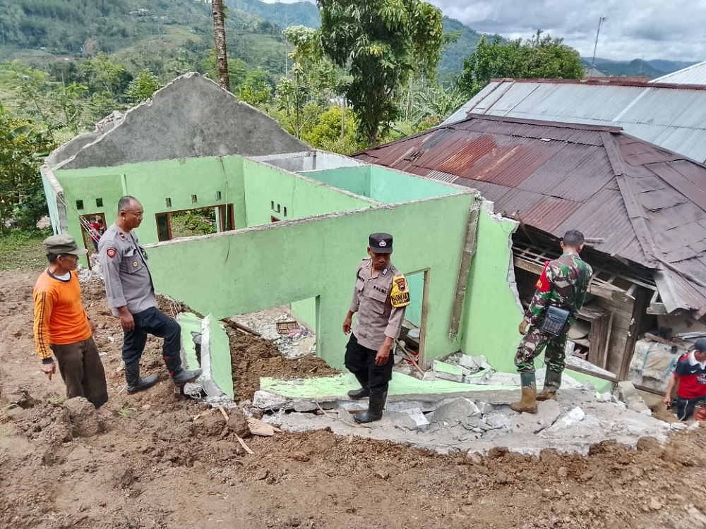 Kondisi rumah rusak akibat tertimpa longsor dan sebagian material longsor sedang dibersihkan, Rabu (11/12/2024).