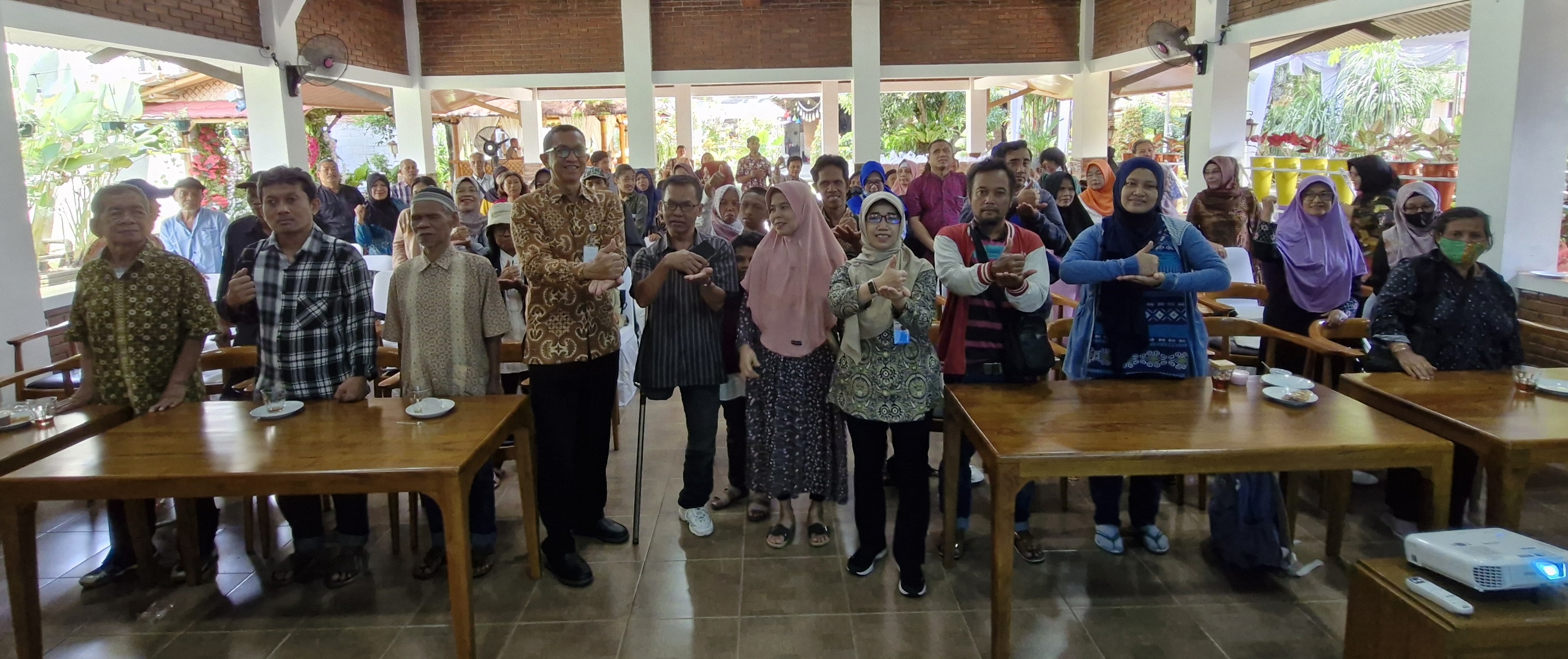 Peserta berfoto bersama usai mengikuti sosialisasi kemudahan akses layanan administrasi program JKN bagi disabilitas, Rabu (11/12/2024).