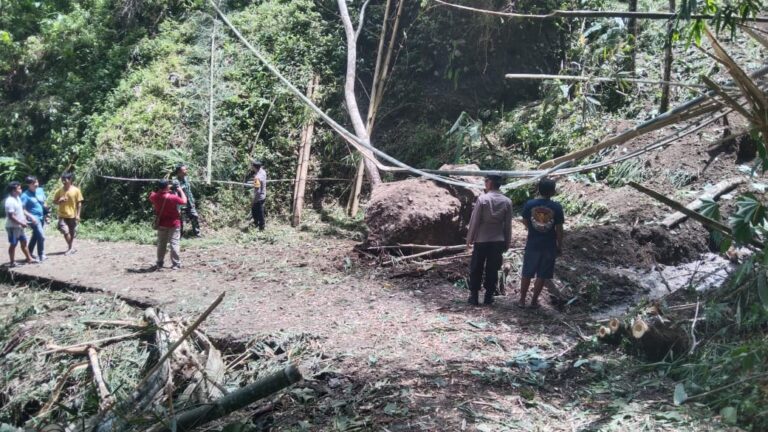 Batu Longsor di Salaman Magelang