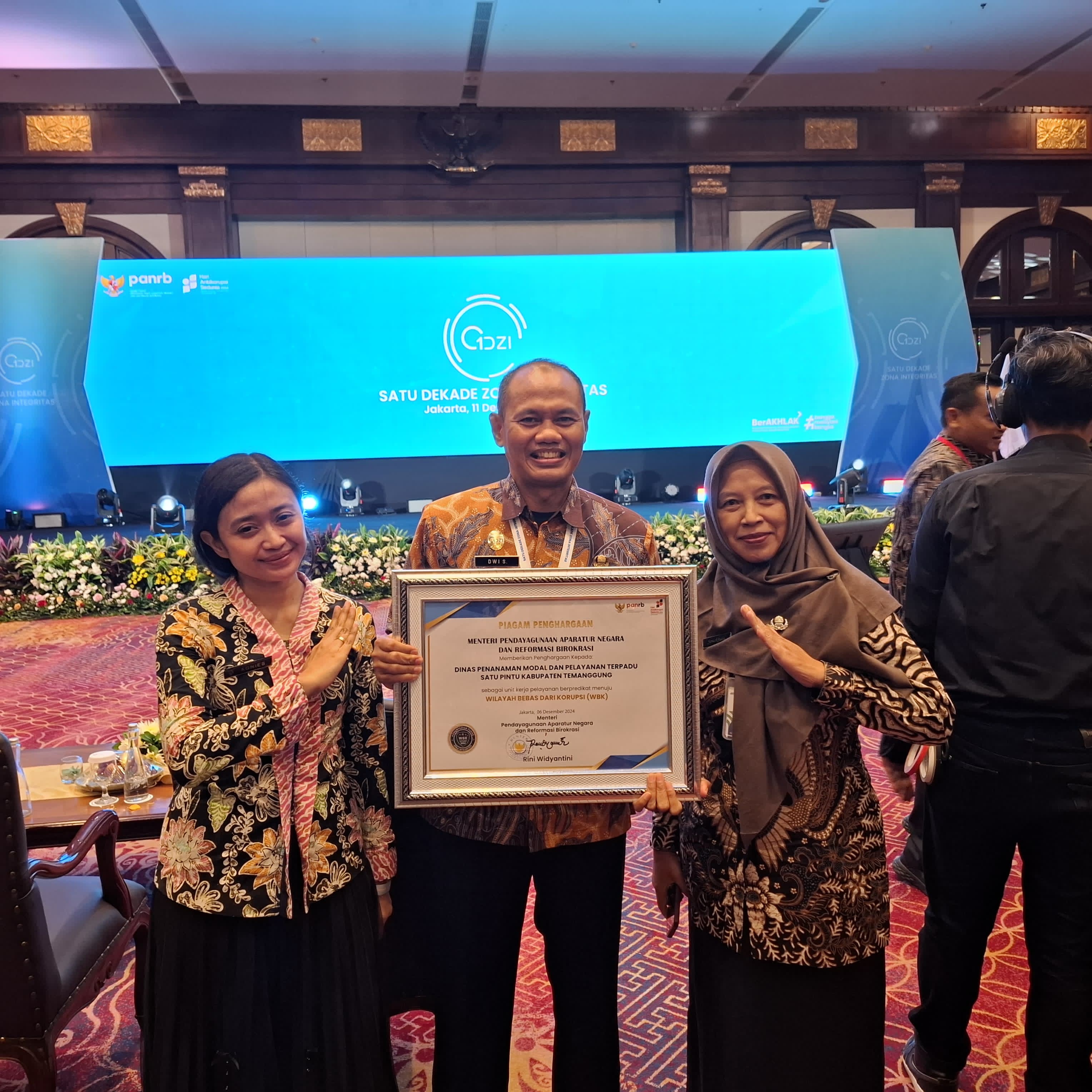 Kepala DPMPTSP Kabupaten Temanggung Dwi Sukarmei, ST, MT usai menerima penghargaan kategori Wilayah Bebas dari Korupsi (WBK), Rabu (11/12/2024) di Jakarta.