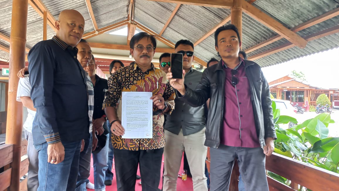 Keluarga korban bersama tim kuasa hukum dan MPK saat melakukan konferensi pers, Rabu (11/12/2024) siang.