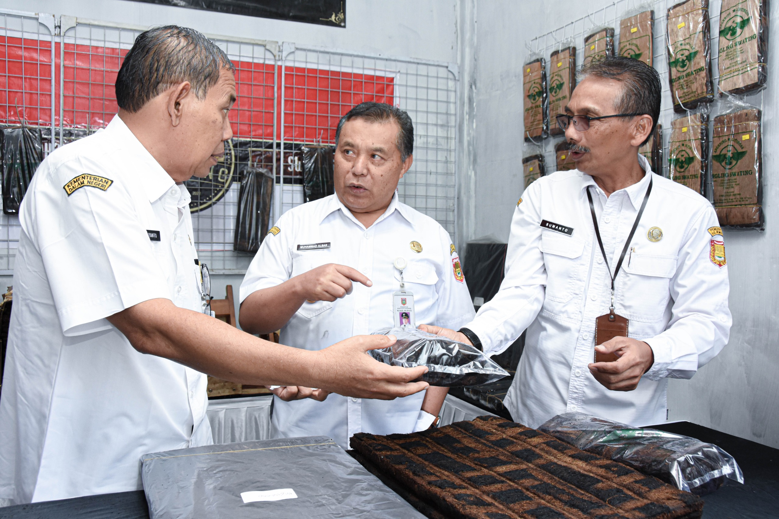 Wakil Bupati Wonosobo Muhammad Albar (tengah) meninjau rokok linting swating produksi UPH Desa Tieng, Wonosobo, Rabu (3/12/2024).