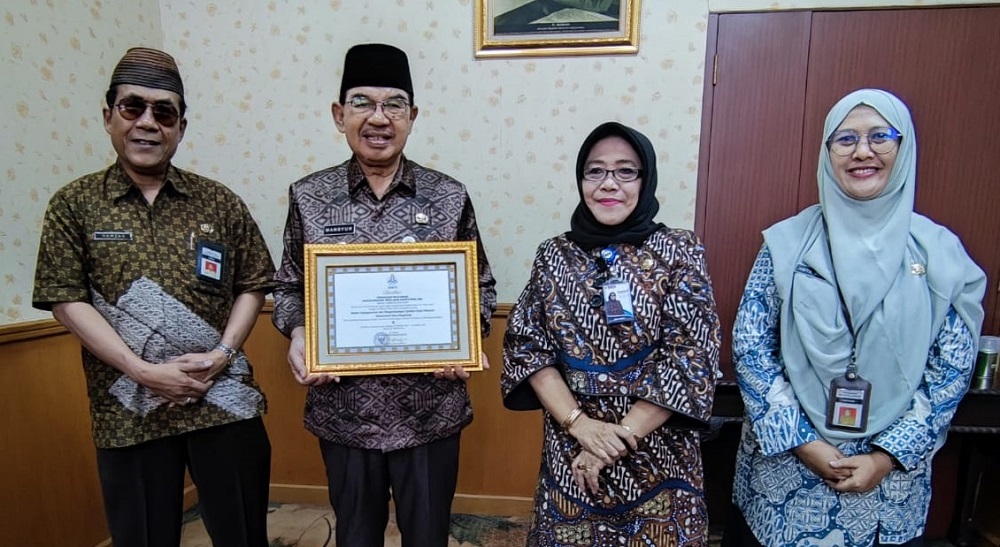 Wakil Wali Kota Magelang Kiai M Mansyur menerima sertifikat akreditasi Lembaga Penyelenggara Penilaian  Kompetensi kategori B dari BKN, Rabu (11/12/2024).