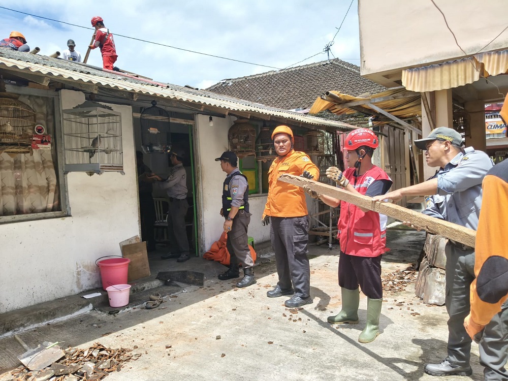 BPBD Kota Magelang melakukan penanganan atap rumah roboh karena diterjang angin.