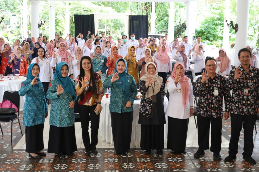 Pj Ketua TP PKK Kabupaten Temanggung Indira Prasmini bersama Kepala Dinkes dr Intan Pandanwangi serta jajarannya dalam peringatan HIV/AIDS Sedunia.