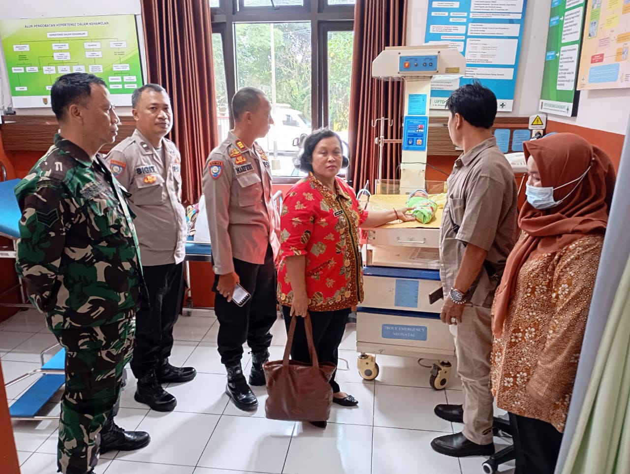 Bayi yang diletakkan di sofa teras Yayasan Sosial Darussolihan Alhusnan,  Plalangan, Kecamatan Gunungpati,  Kota Semarang saat berada di Puskesmas Gunungpati