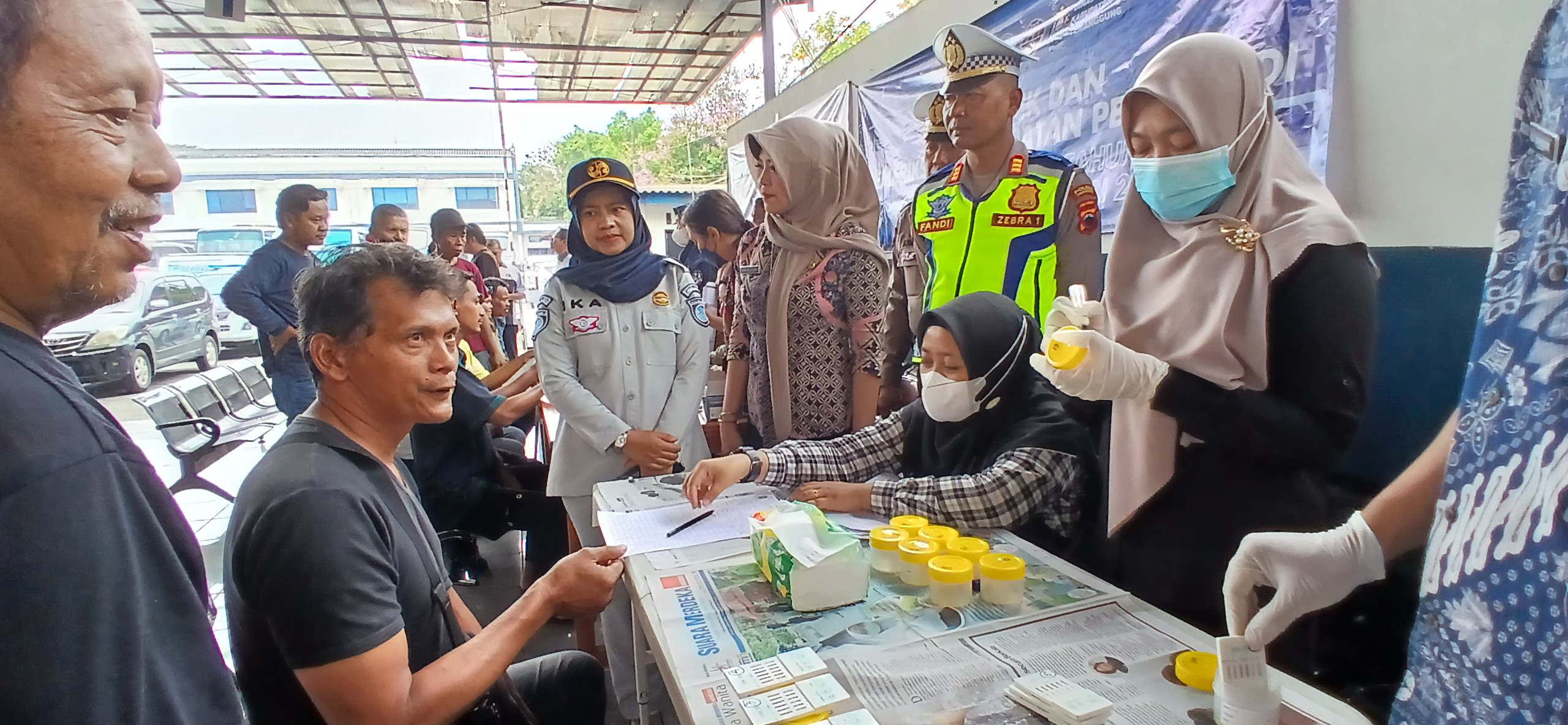 Kasatlantas Polres Temanggung AKP Tri Afandi memantau pemeriksaan kesehatan para kru bus di garasi OBL Temanggung, Kamis (12/12/2024) pagi.
