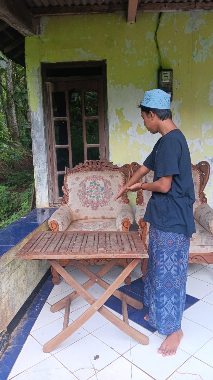 Di kursi sofa teras kantor Yayasan Sosial Darussolihan Alhusnan,  Kampung Jongkong Kelurahan Plalangan, Kecamatan Gunungpati,  Kota Semarang ini bayi laki-laki diletakkan dengan ditutupi selimut.
