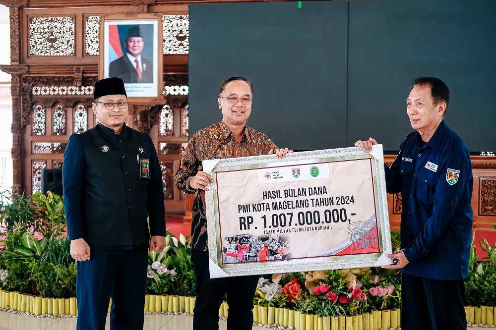 Wali Kota Magelang dr Muchamad Nur Aziz, Ketua Panitia Bulan Dana PMI Nurhasan, dan Ketua PMI Kota Magelang Suko Tri Cahyo menunjukkan capaian perolehan Bulan Dana PMI 2024.