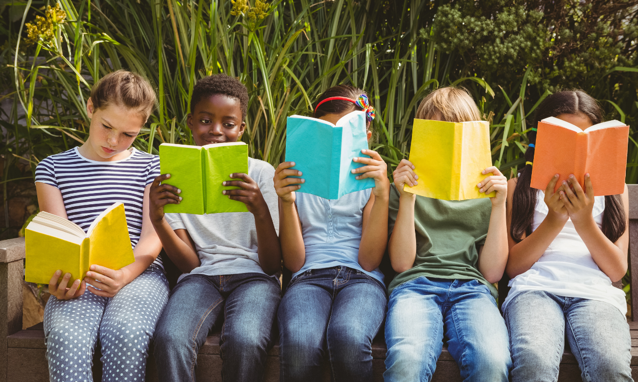 Anak-anak yang sedang membaca buku