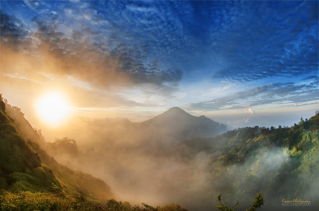 Matahari terbit di Sikunir pesona yang luar biasa. Wisata ini berada di Dieng masuk Kecamatan Kejajar Wonosobo.