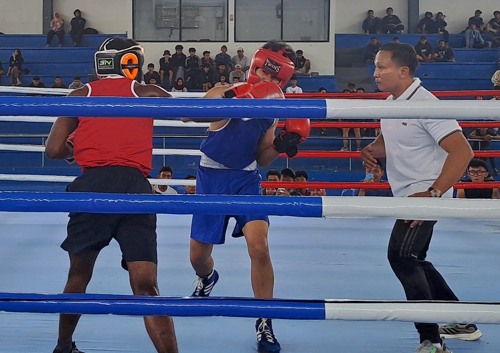 Kompetisi tinju bertajuk Magelang Big Fight yang digelar di GOR Sanden, Kota Magelang, Minggu (15/12/2024).  &nbsp;