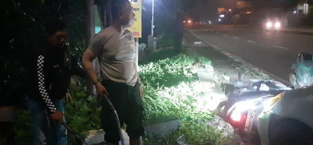 Petugas Polsek Bawen mengamankan sepeda motor dan senjata tajam celurit yang ditinggalkan tiga pelaku klitih di sekitar exit tol Bawen, Kabupaten Semarang.