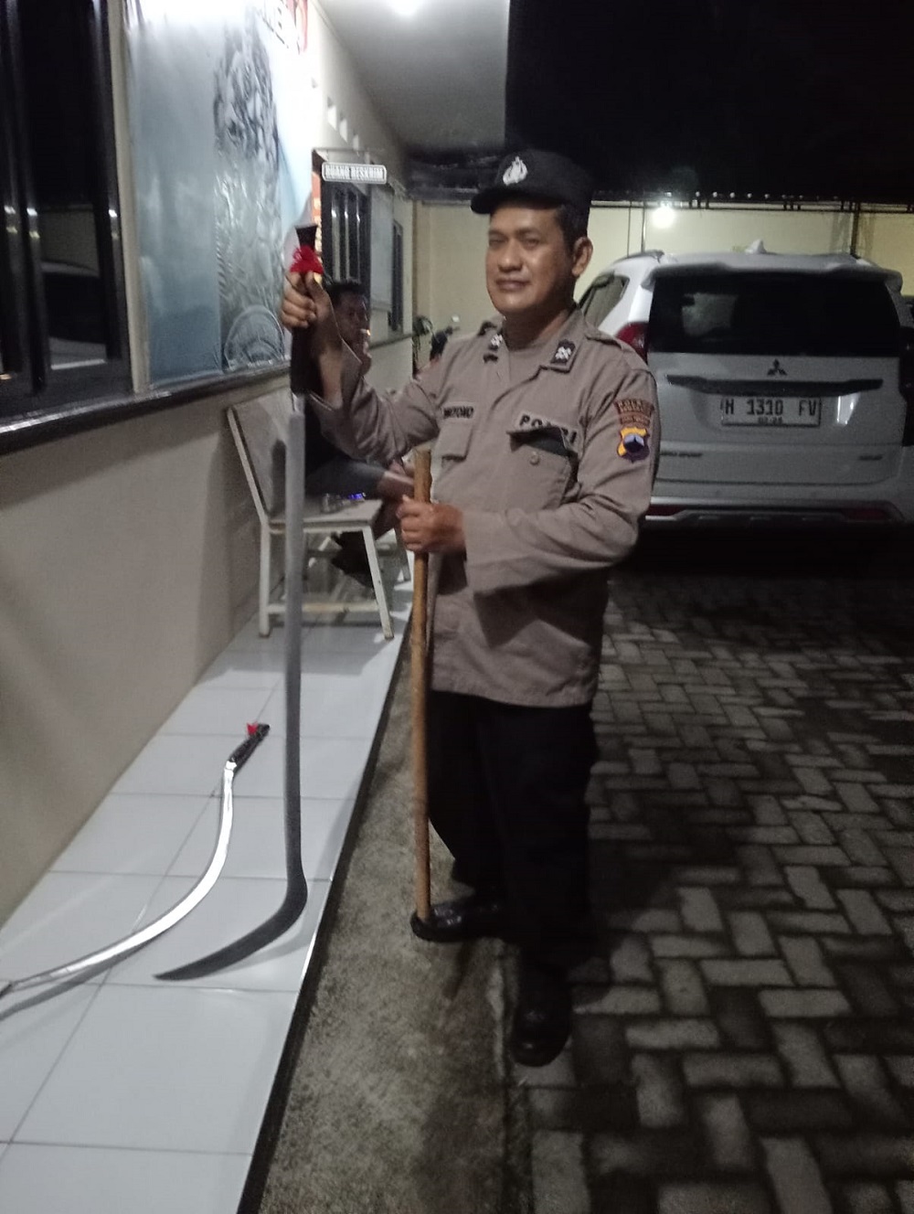 Dua celurit panjang yang ditinggalkan tiga pelaku klitih di exit tol Bawen, Kabupaten Semarang.