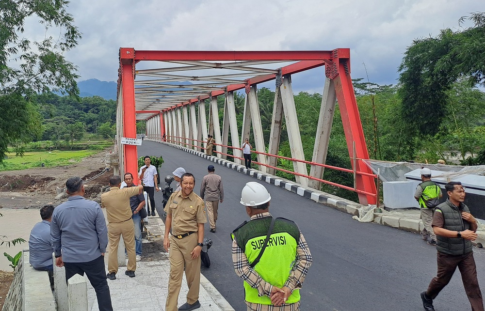 Tim Pejabat Pembuat Komitmen (PPK) Pengerjaan Ruas Jalan Magelang-Rejosari saat meninjau langsung Jembatan Ngembik, Senin (16/12/2024).