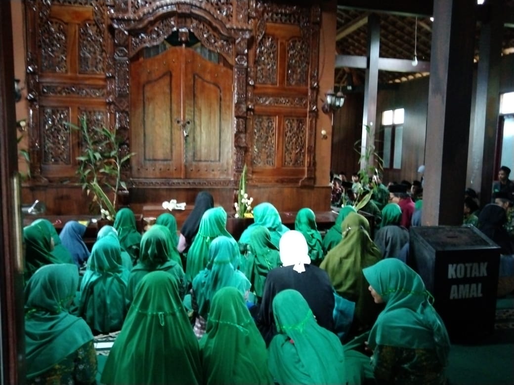Suasana ziarah di Makam Sunan Geseng