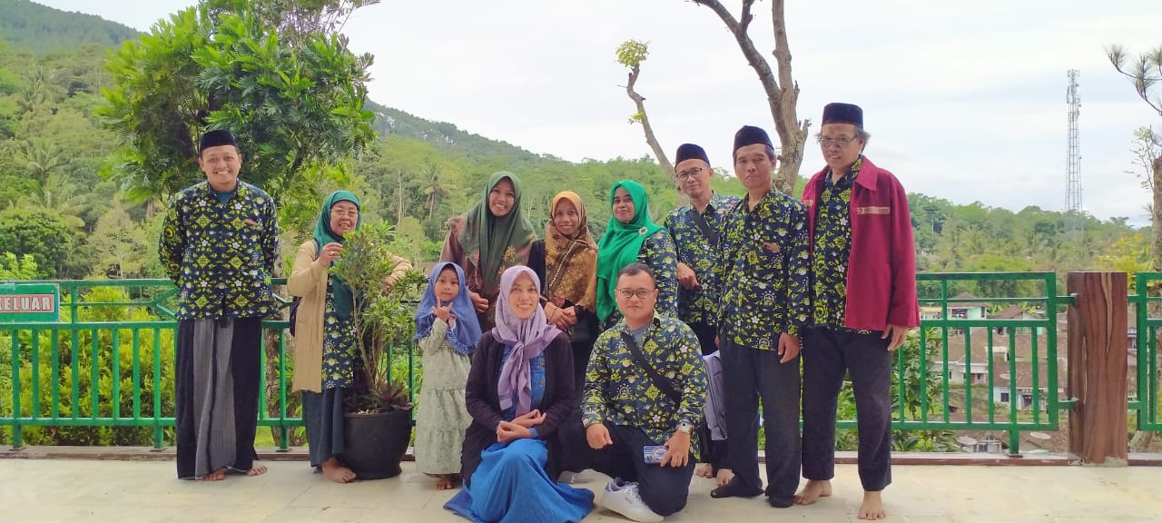 Suasana peziarah yang foto dengan view Gunung Andong