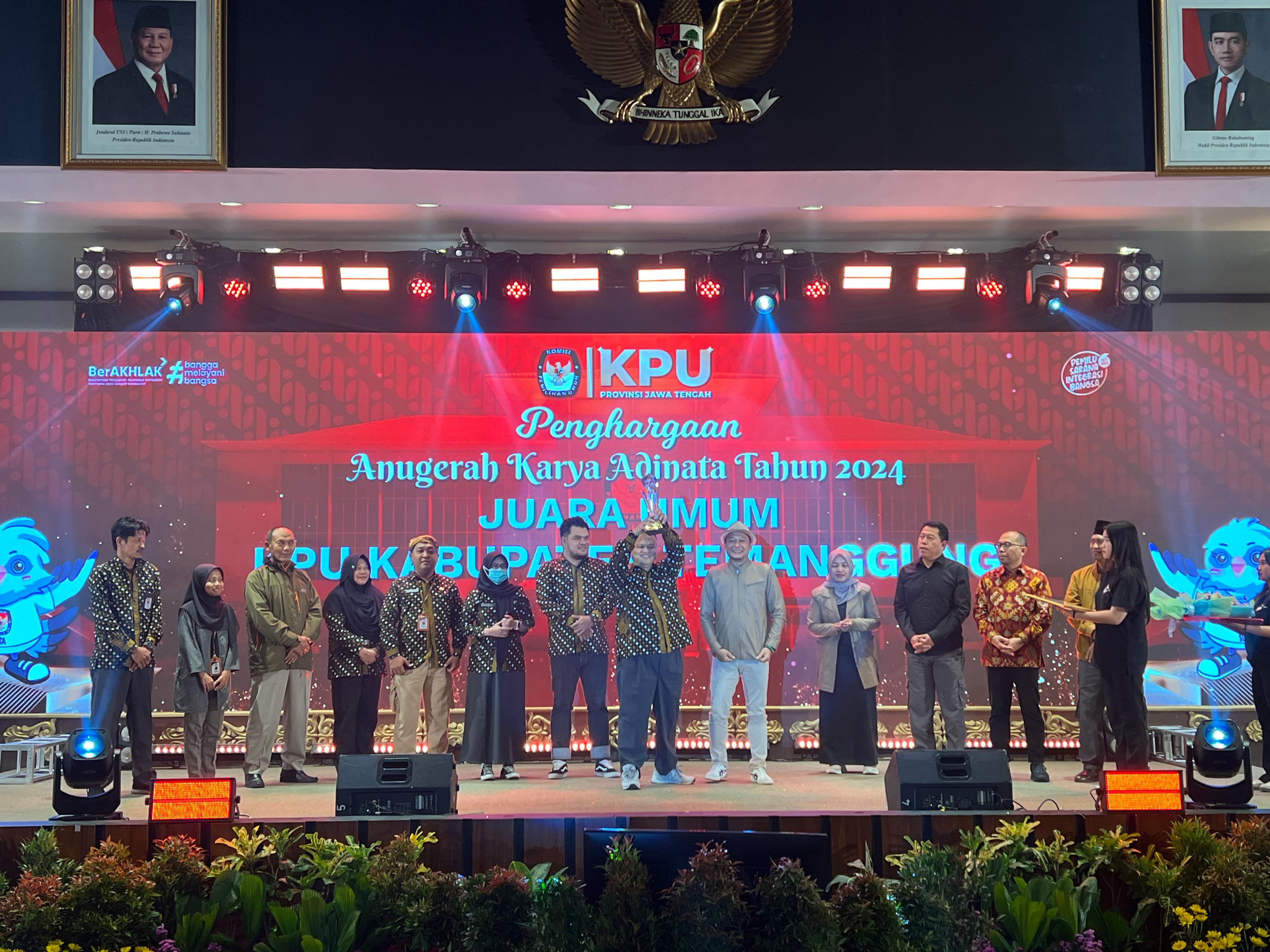 Jajaran KPU Kabupaten Temanggung ketika menerima penghargaan sebagai juara umum dalam Anugerah Karya  2024 dari KPU Provinsi Jateng.