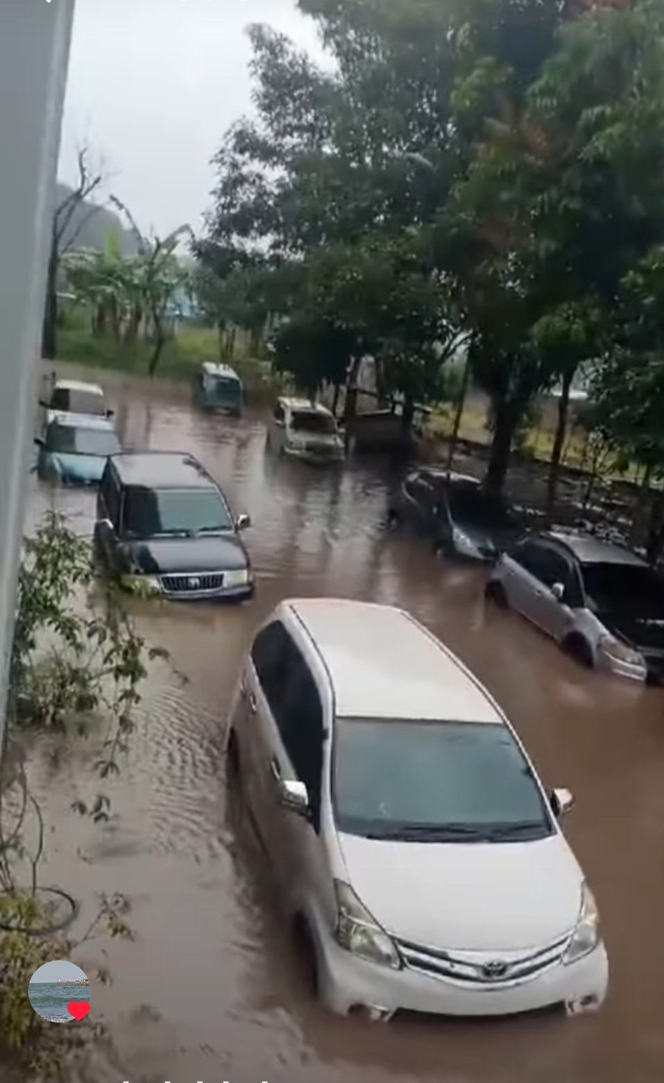 Banjir menggenang di jalan protokol, perumahan dan area perkantoran di Temanggng, Selasa (17/12/2024). Tampak mobil di basement kantor Dindikpora Temanggung terendam.