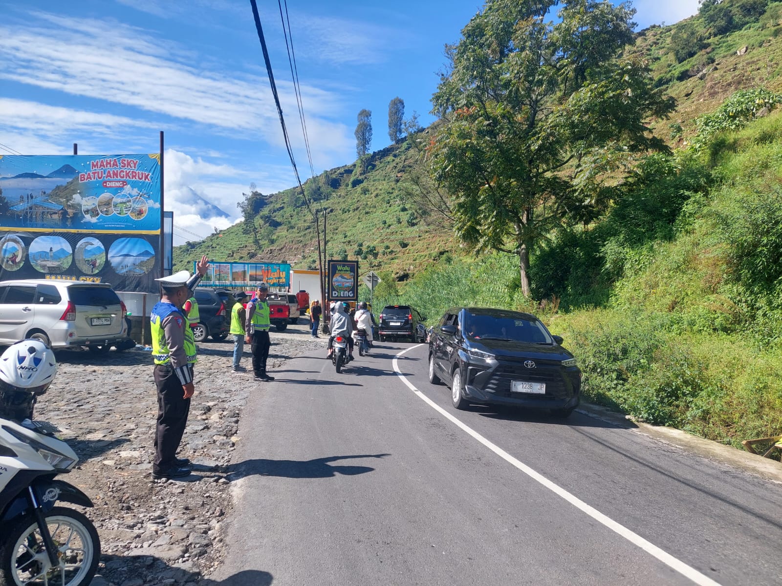 Polisi saat melakukan pengaturan lalin di sekitar jalur menuju kawasan wisata Dieng, Wonosobo.