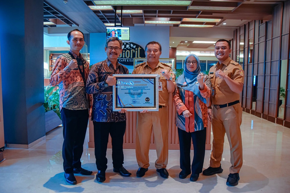 Wabup Wonosobo Muhammad Albar bersama jajarannya usai menerima penghargaan dari Ombudsman RI di Semarang (2/12/2024).