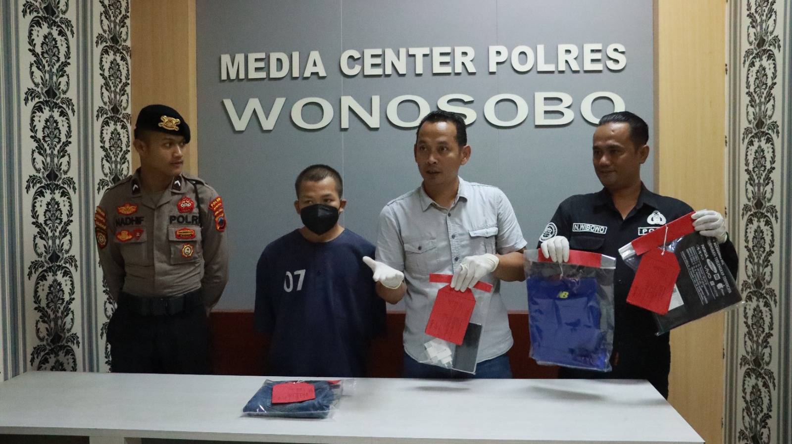 Kasatreskrim Polres Wonosobo AKP Arif Kristiawan menunjukkan barang bukti beserta tersangka pencuri HP di konter Serayu Cell.