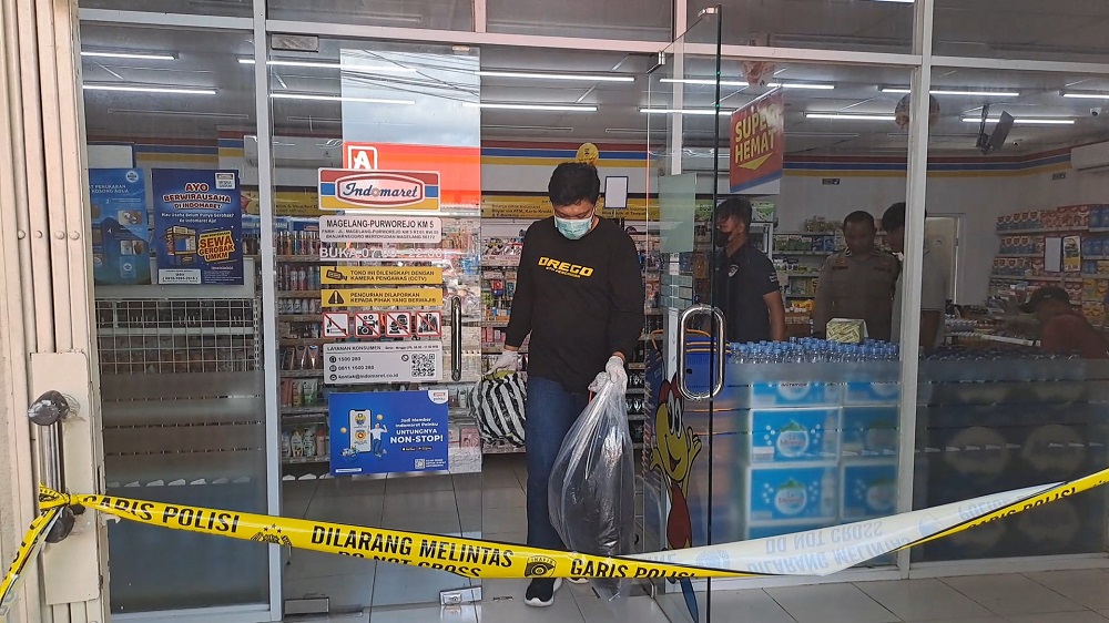 Petugas  melakukan olah TKP di minimarket Indomaret Jalan Magelang-Purworejo, Banjarnegoro, Kecamatan Mertoyudan, Kabupaten Magelang, Kamis (19/12/2024).