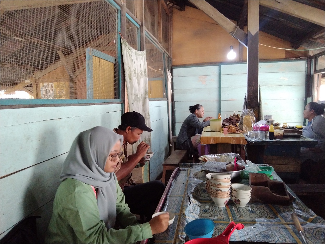 Suasana di warung wedang roti di Pasar Ngablak.