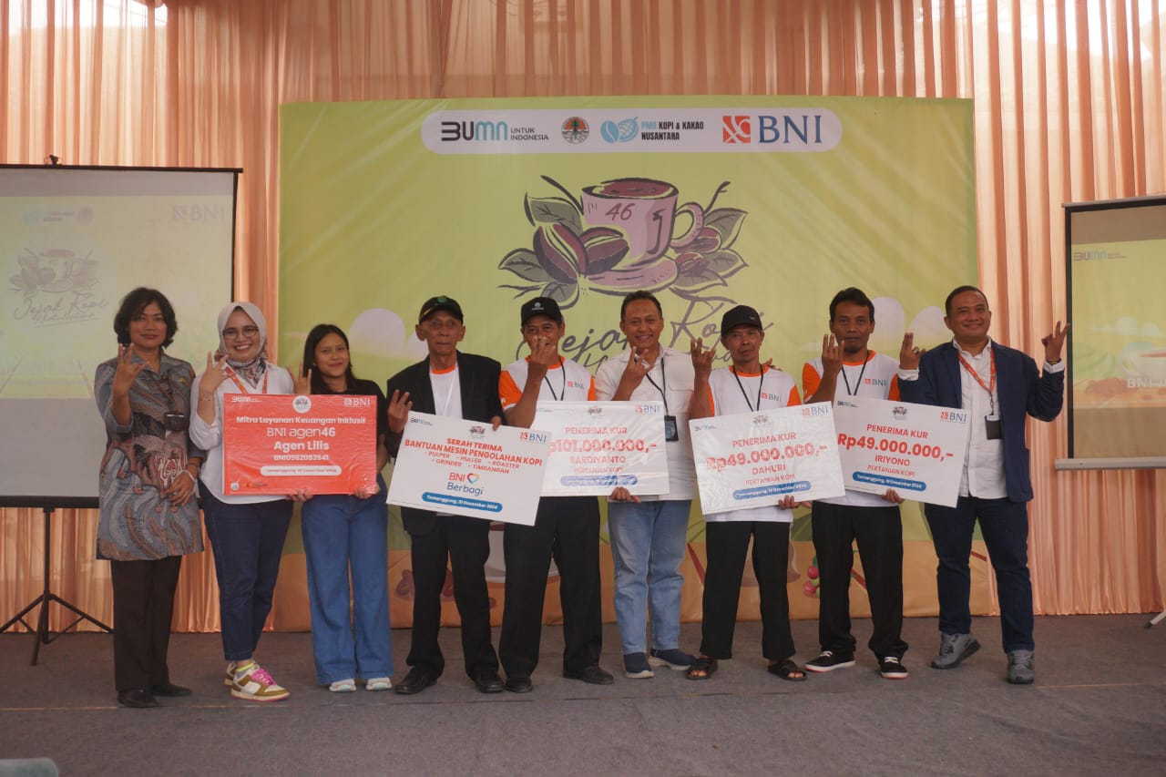 BNI menyalurkan alat dan mesin pengolah kopi kepada Komunitas Petani Kopi di LMDH Wana Asri, Desa Kertosari, Jumo, Kabupaten Temanggung, Kamis (19/12/2024).