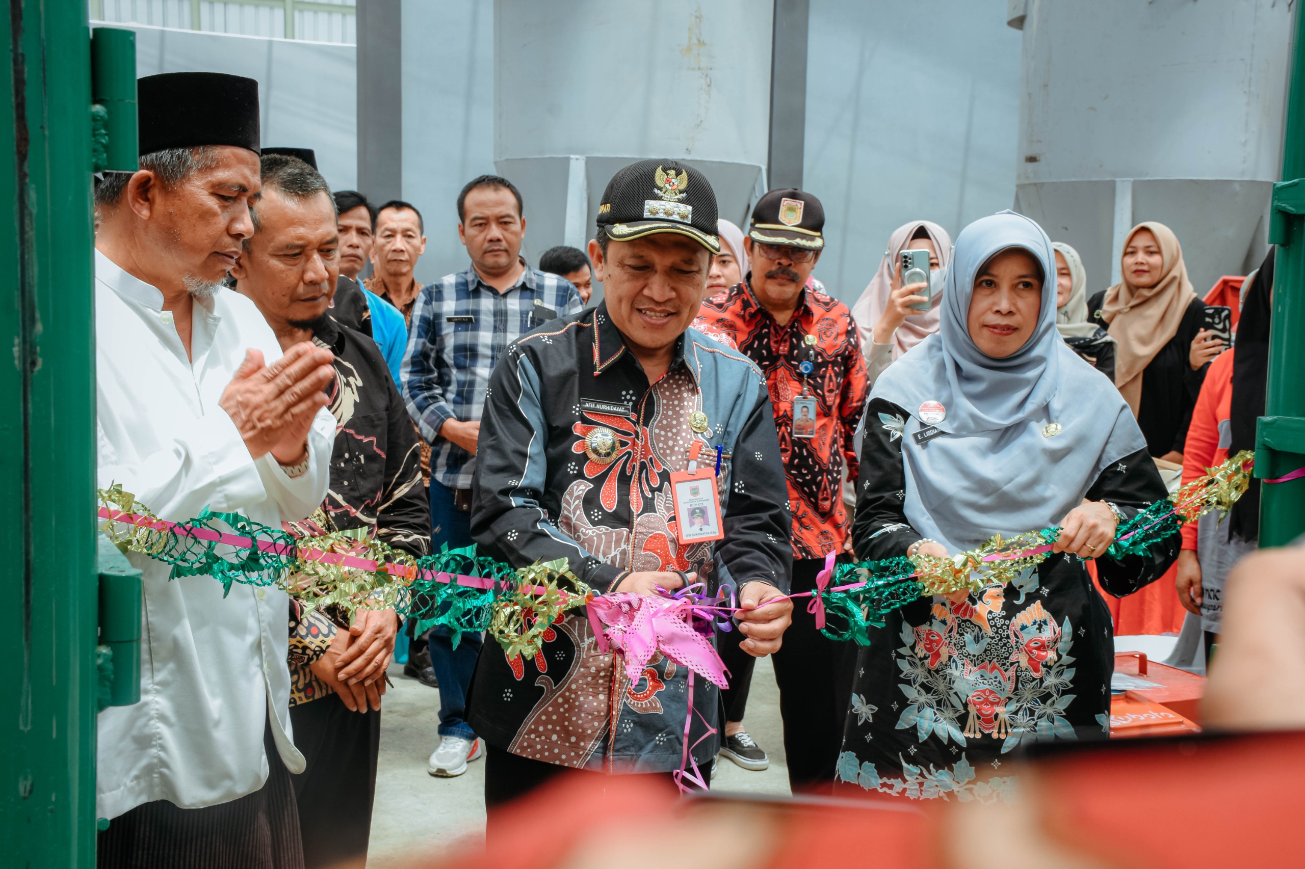 Bupati Wonosobo Afif Nurhidayat meresmikan pusat daur ulang sampah di Desa Sendangsari, Kecamatan Garung, Kamis (19/12/2024).