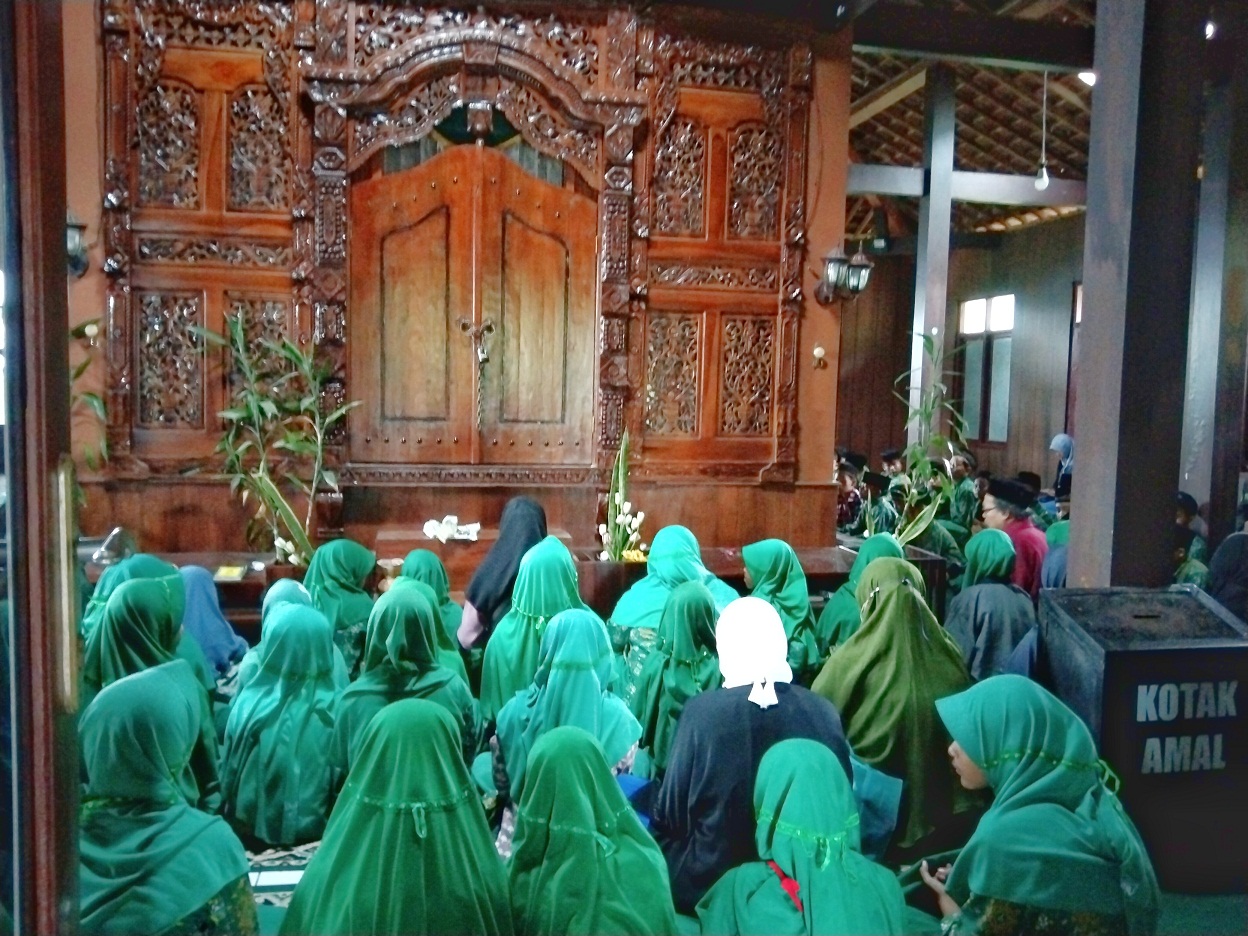 Peziarah tengah berdoa di makam Sunan Geseng di Desa Tirto, Grabag, Kabupaten Magelang.