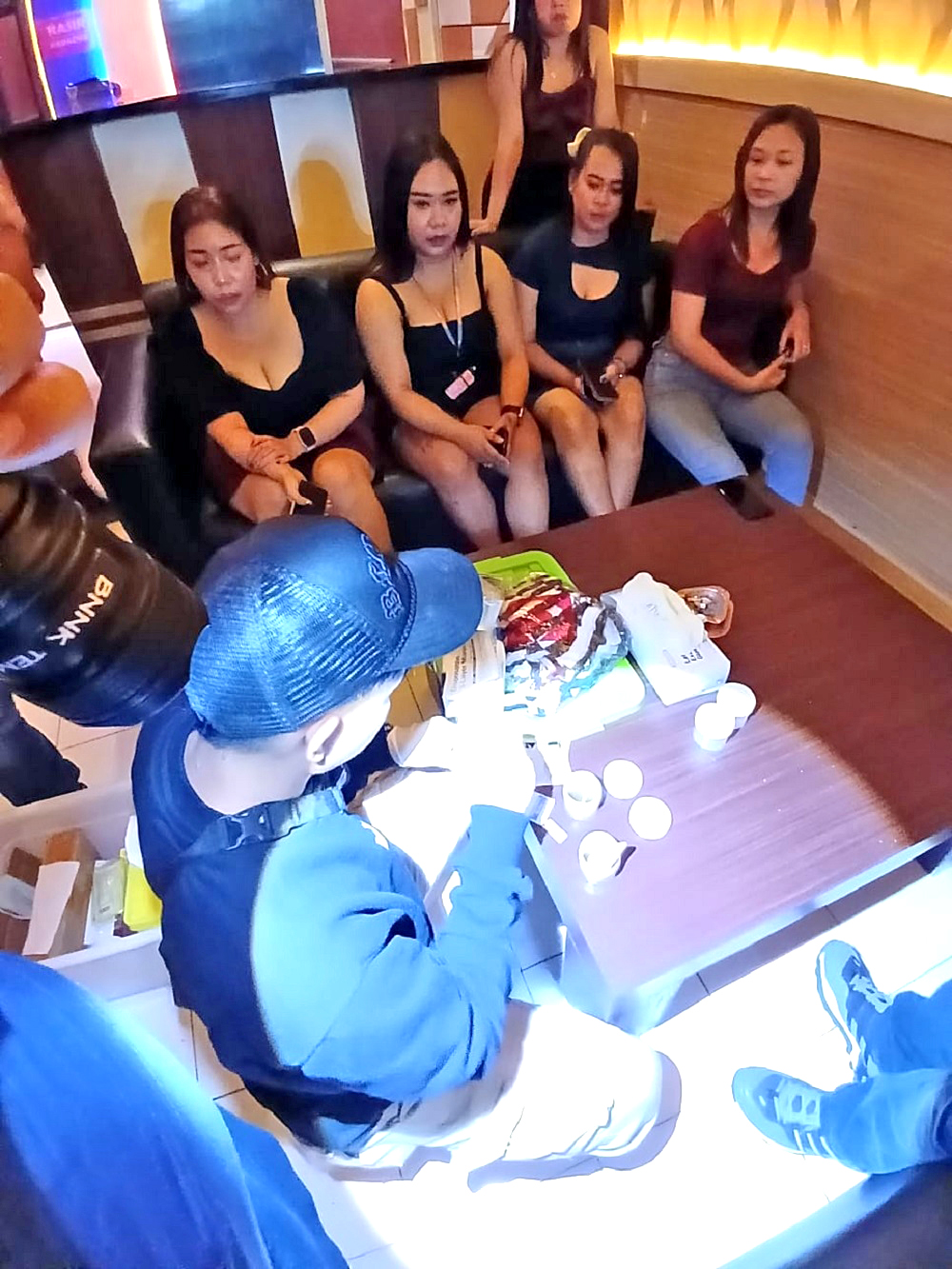 Sejumlah pemandu karaoke di Wonosobo dilakukan tes urine, body checking, dan tes pupil mata untuk mendeteksi penggunaan narkoba.