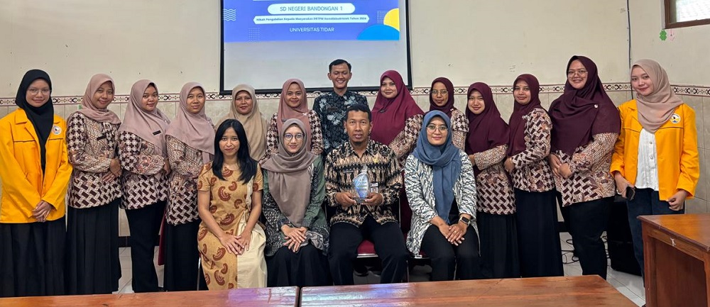 Dosen dan mahasiswa Universitas Tidar (Untidar) melalui program pengabdian dengan skema Pemberdayaan Kemitraan Masyarakat melakukan pengoptimalan website SD Negeri Bandongan 1, Kabupaten Magelang.