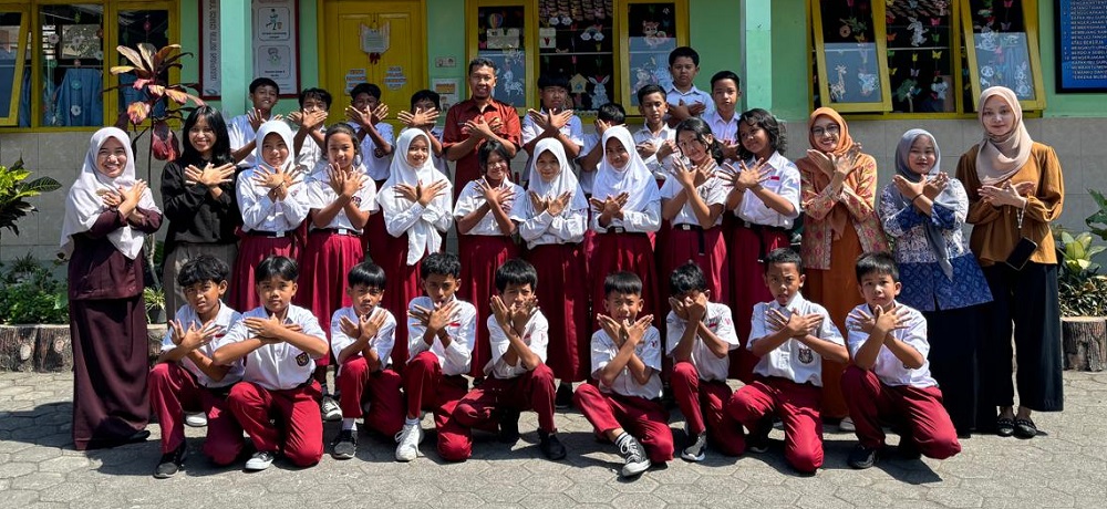 Dosen dan mahasiswa Universitas Tidar (Untidar) bersama siswa dan guru SD Negeri Bandongan 1, Kabupaten Magelang.