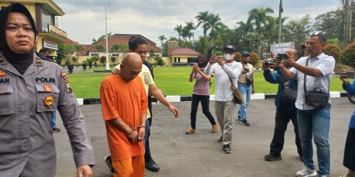 Tersangka AS seorang guru yang mencabuli siswanya ketika dibawa anggota Polresta Magelang, Senin (23/12/2024).