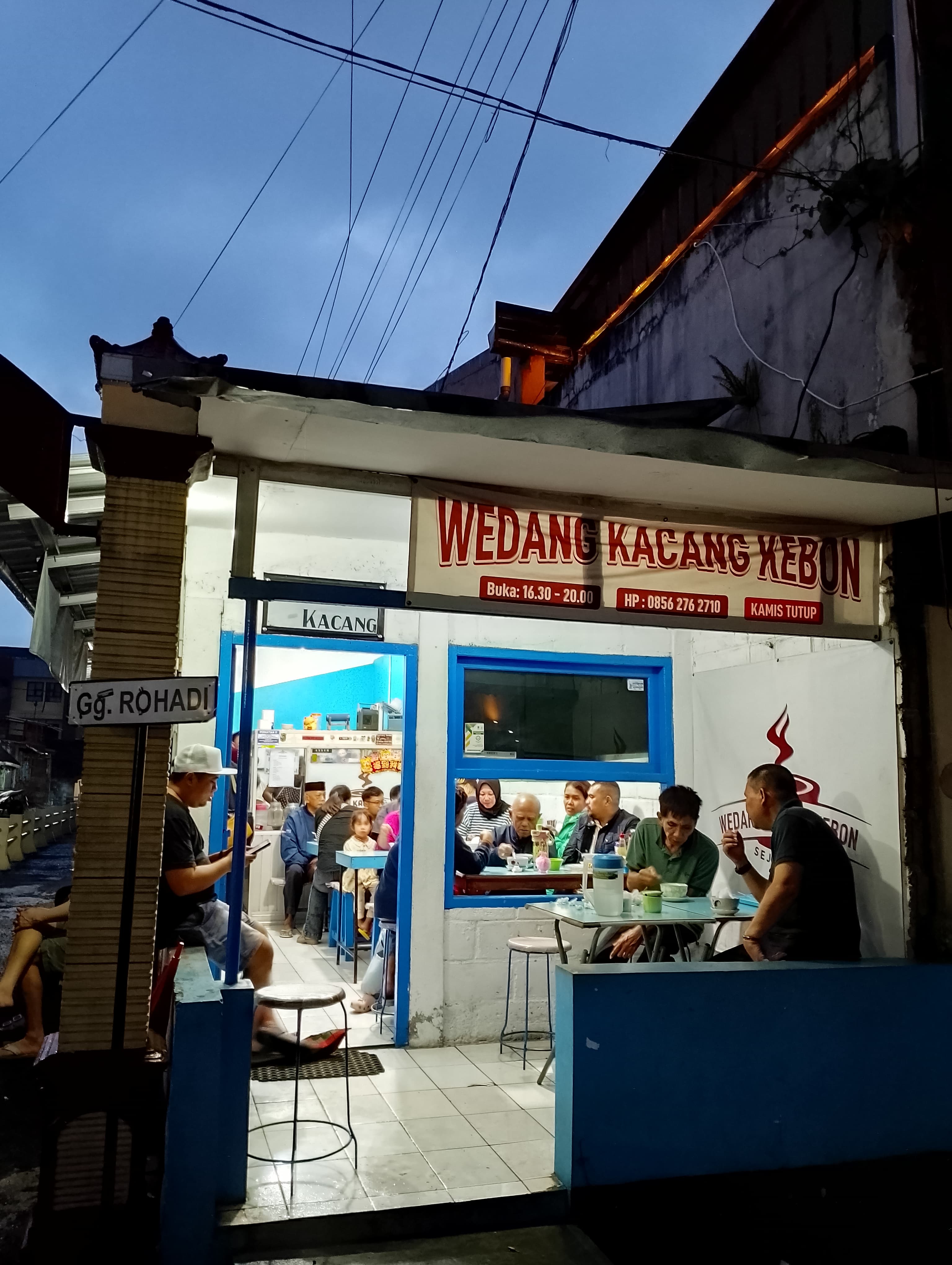 Suasana Warung Wedang Kacang Kebon yang ramai pembeli