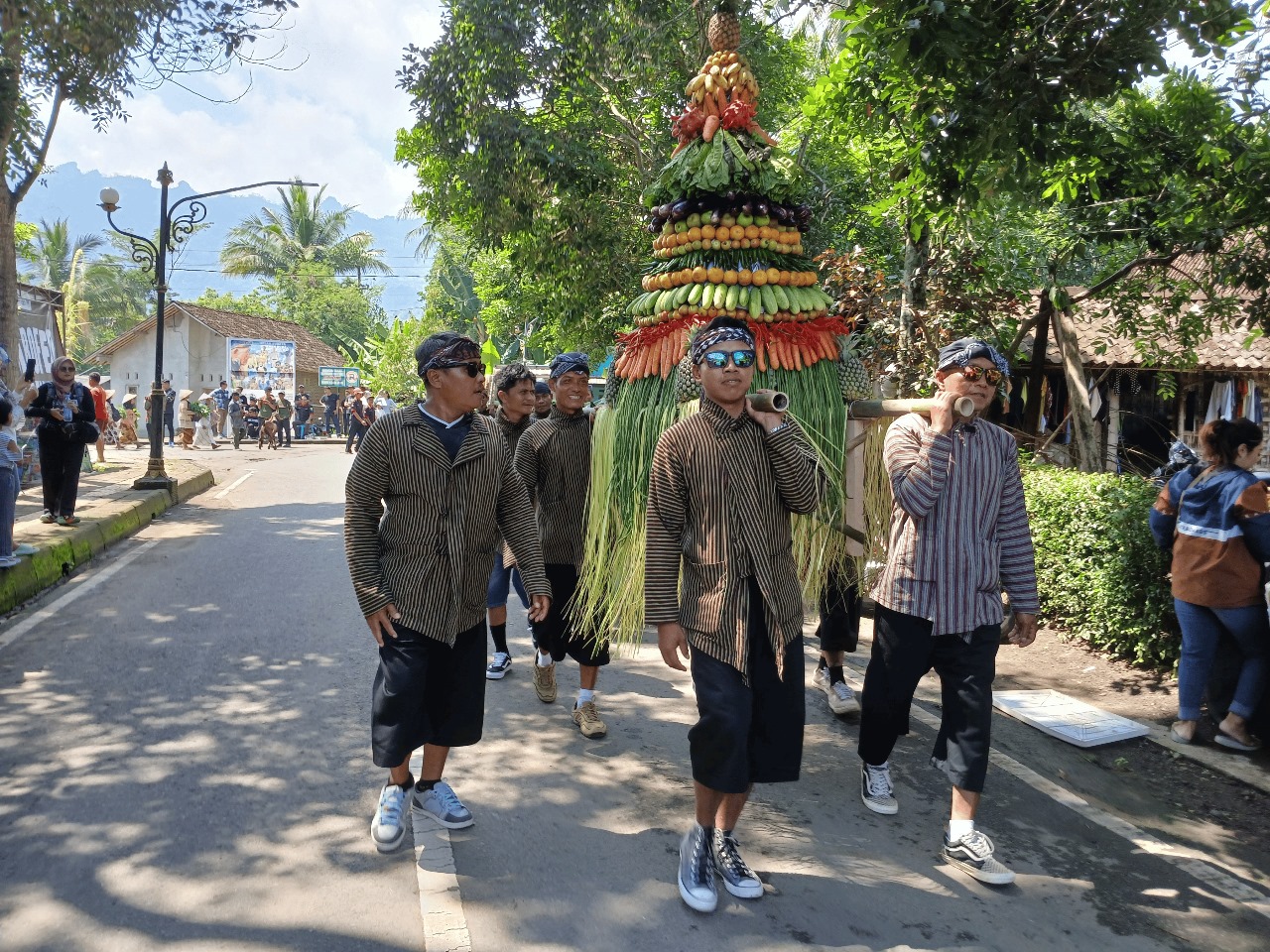 Gelar Sedekah Bumi Punthuk Setumbu yang diarak oleh warga Desa Karangrejo, Borobdur, Magelang.