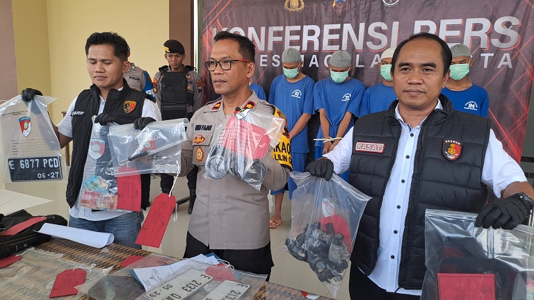 Lima orang tersangka pencuri motor di Kota Magelang dihadirkan langsung dalam konferensi pers pada Senin (23/12/2024), satu orang masih buron.