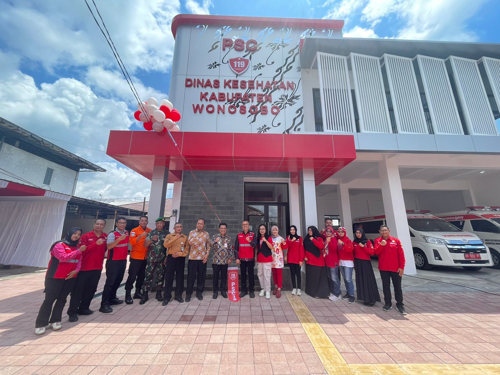 Bupati Wonosobo Afif Nurhidayat bersama jajaran Dinas Kesehatan di depan gedung PSC 119 yang baru diresmikan.