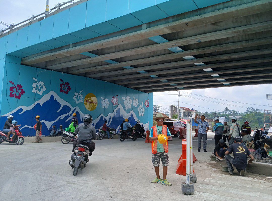 Ornamen gunung dan bunga di underpass Canguk.