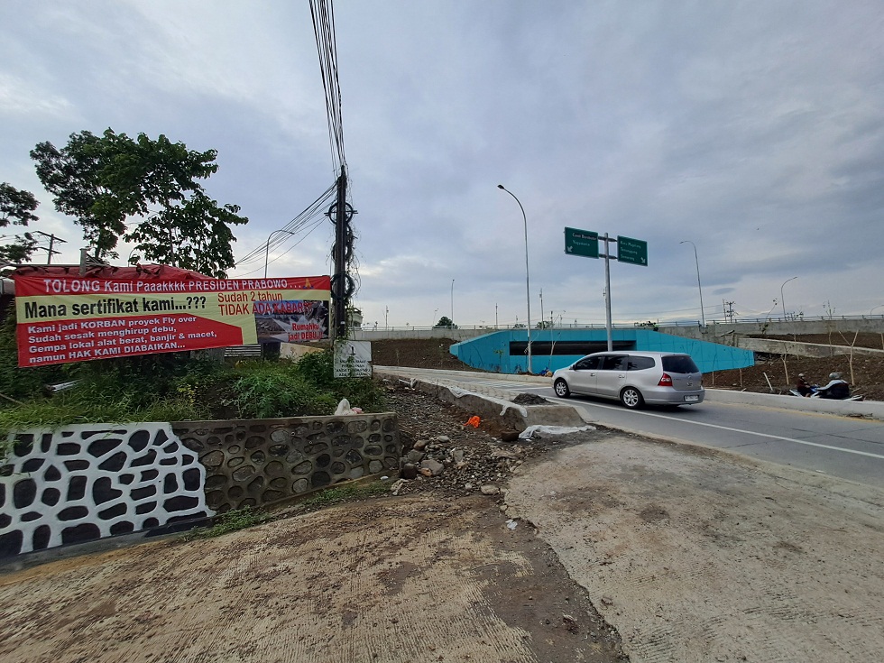 Warga sekitar proyek flyover Canguk Kota Magelang memasang banner mengenai sertifikat sisa tanah yang baru.