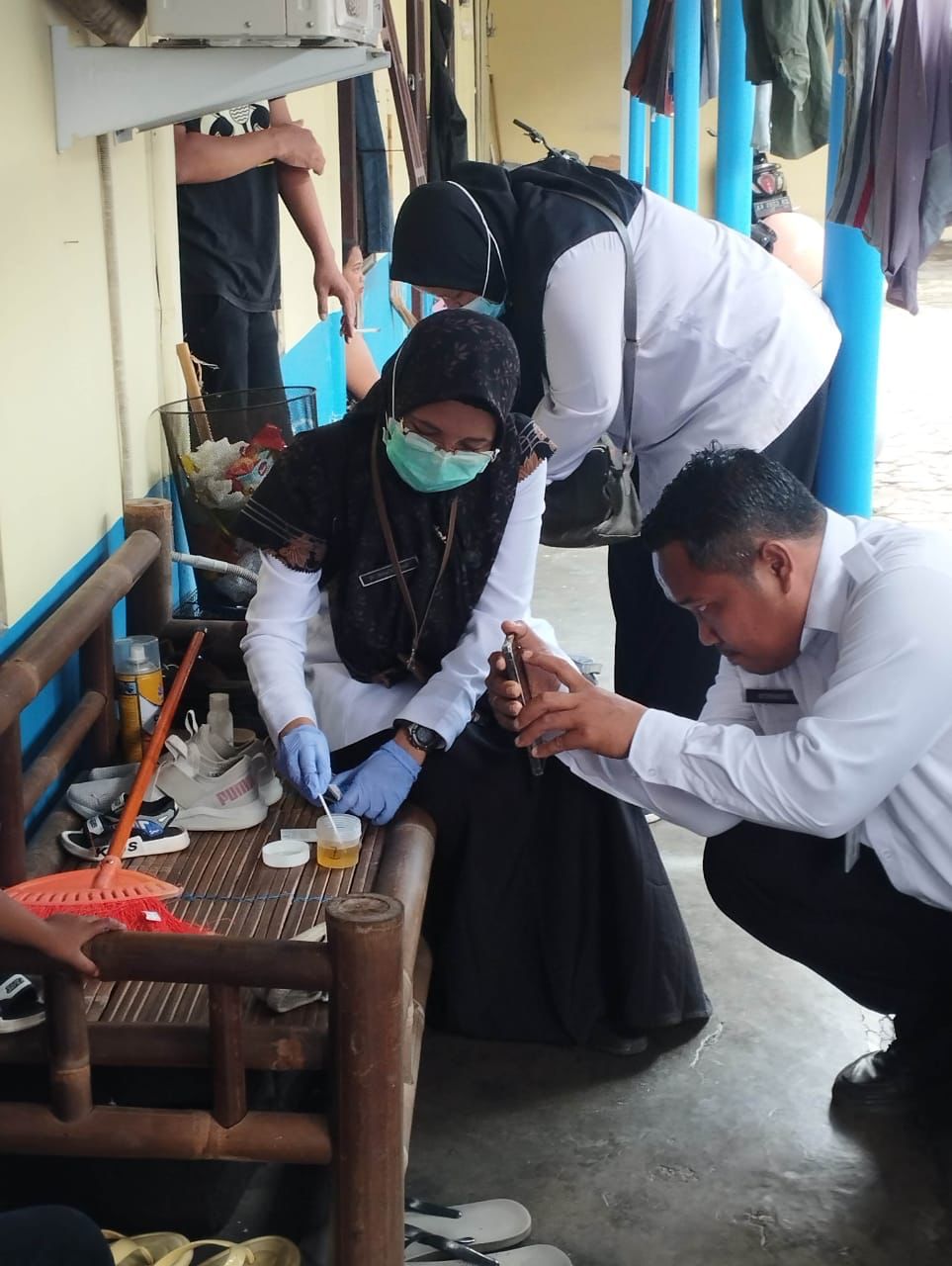 Petugas BNN Kabupaten Magelang memeriksa urine penghuni kos dalam razia melibatkan tim gabungan.