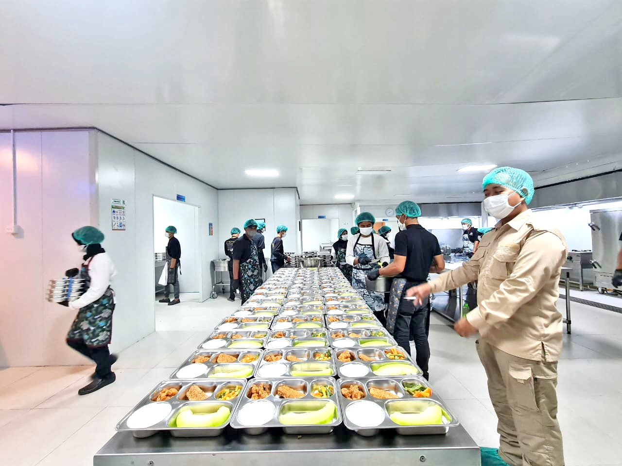 Petugas&nbsp;Satuan Pelayanan Pemenuhan Gizi (SPPG) di Kota Magelang menyiapkan menu makan gratis, Kamis (26/12/2024).  &nbsp;