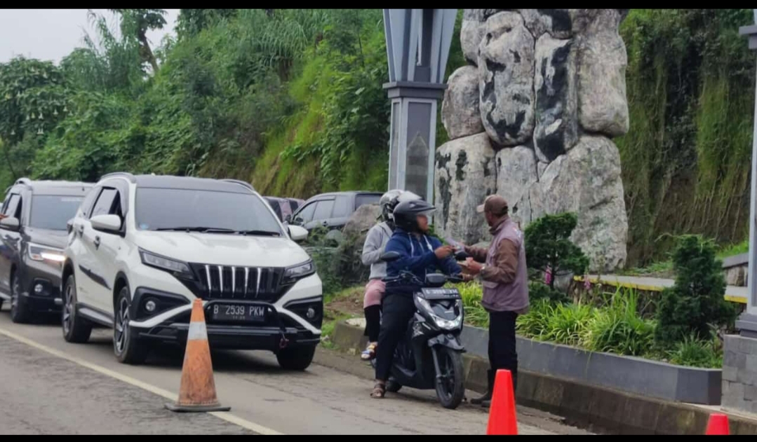 Petugas tengah menarik retribusi masuk ke kawasan Dieng.