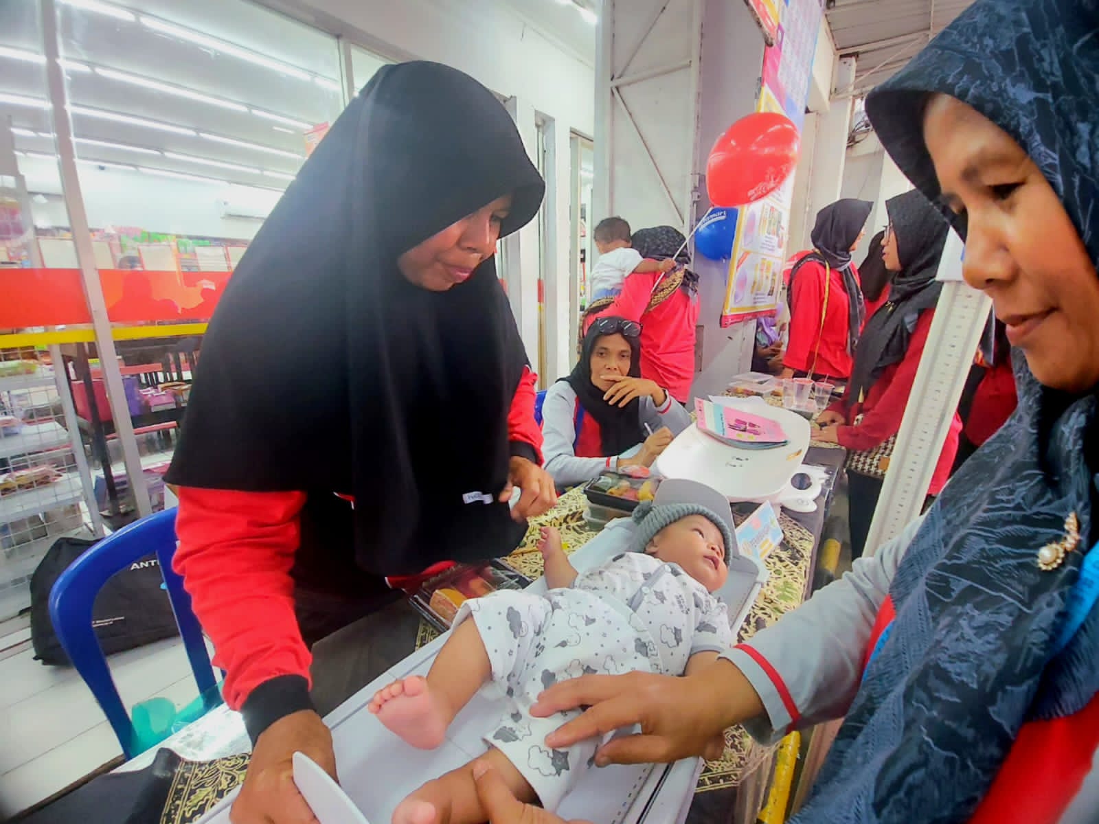 Dengan Zwitsal, Alfamart menargetkan 3.000 lebih ibu dan anak mendapat pelayanan kesehatan posyandu dan edukasi tentang menjaga kesehatan kulit bayi di 1.000 Hari Pertama Kehidupan (HPK).