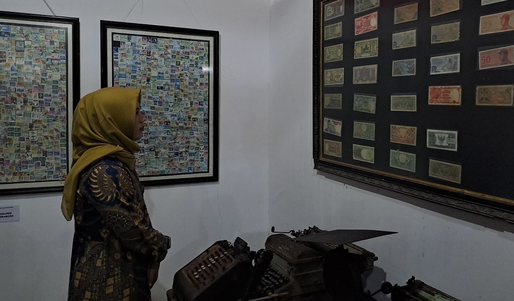 Pengunjung melihat koleksi uang kuno di Museum Desa dan Galeri Seni Borobudur, Kabupaten Magelang, Kamis (26/12/2024).  &nbsp;