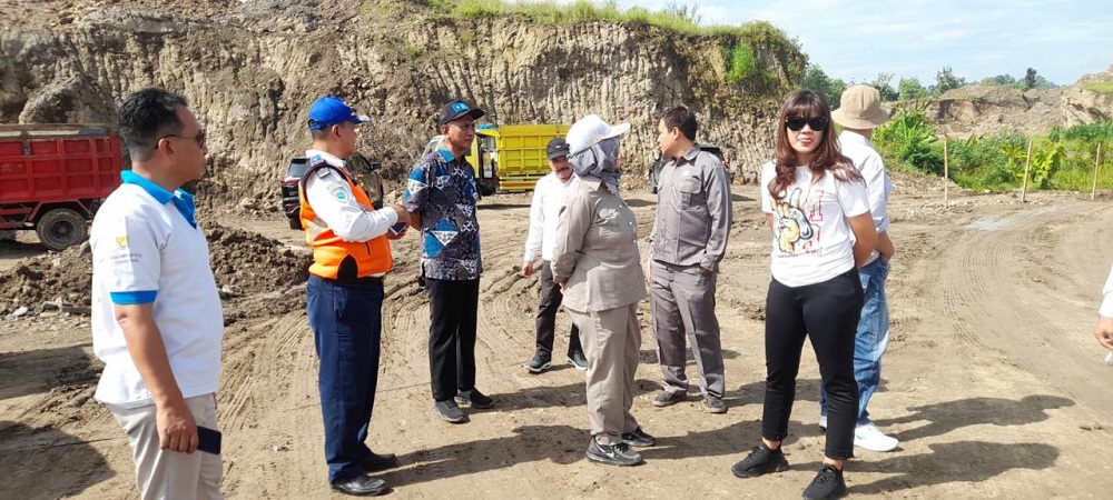 Ketua Komisi C DPRD Kendal, Sisca Meritiana bersama anggota dan DLH Kendal melakukan sidak di Desa Winong, Kecamatan Ngampel, Jumat (27/12/2024).