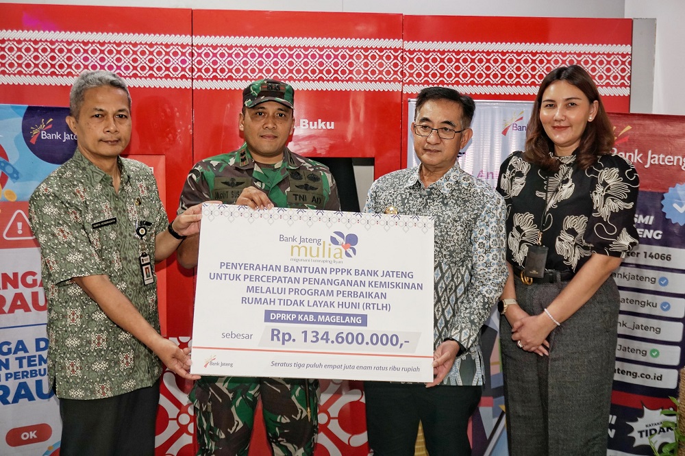 Pj Bupati Magelang Sepyo Achanto didampingi Dandim 0705/Magelang dan Pemimpin Bank Jateng Cabang Mungkid Norma Yashinta menyerahkan bantuan CSR perbaikan RTLH.