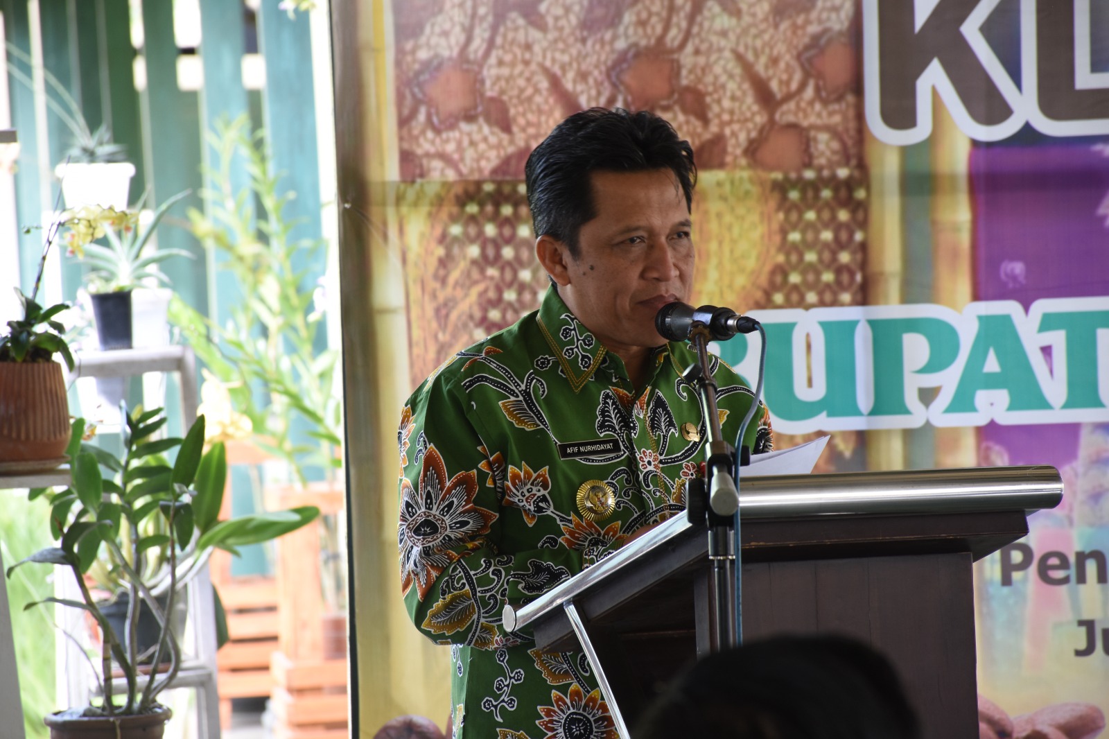 Bupati Afif Nurhidayat berbicara dalam acara coffee morning bersama pelaku UKM di pendopo belakang, Jumat (27/12/2024).